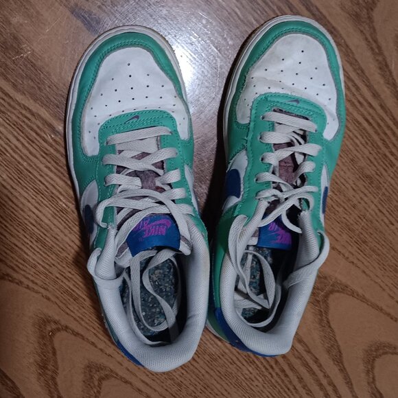 Nike Girl's White Green Air Force 1 Lv8 Casual Athletic Sneaker Size 4.5 - Picture 4 of 4